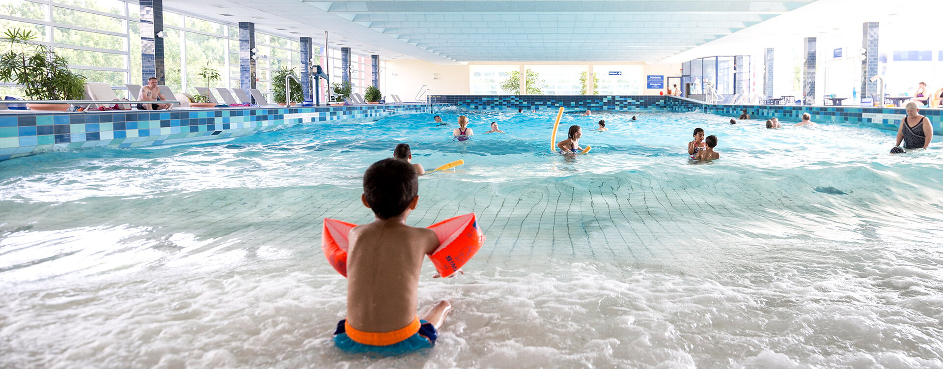 Wellenbecken mit Kind